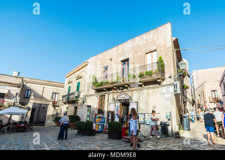 Erice, Italie - 11 août 2017 : Rue de la vieille ville avec des magasins, bars, restaurants et les gens autour dans le village historique d'Erice en Sicile, Ital Banque D'Images