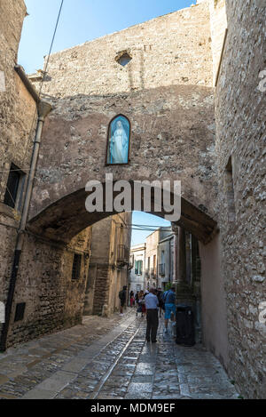 Erice, Italie - 11 août 2017 : Rue de la vieille ville avec des gens autour et avec une statue de la Vierge Marie dans le village historique d'Erice en Sicile, Banque D'Images