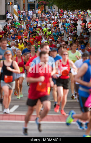 Des milliers de coureurs font leur chemin vers le bas Peachtree Street sur leur chemin vers la ligne d'arrivée du Peachtree Road Race le 4 juillet 2014 à Atlanta, GA. Banque D'Images