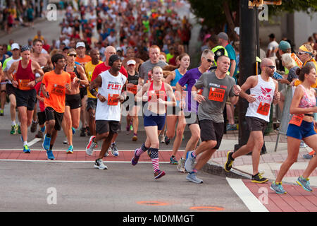 Des milliers de coureurs délabré Peachtree Street sur leur chemin vers la ligne d'arrivée du Peachtree Road Race le 4 juillet 2014 à Atlanta, GA. Banque D'Images