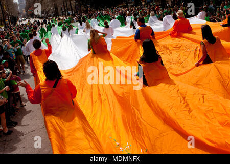 Atlanta, GA, USA - 15 mars 2014 : les gens forment un drapeau humain de l'Irlande à la parade de la Saint-patrick sur Peachtree Street. Banque D'Images