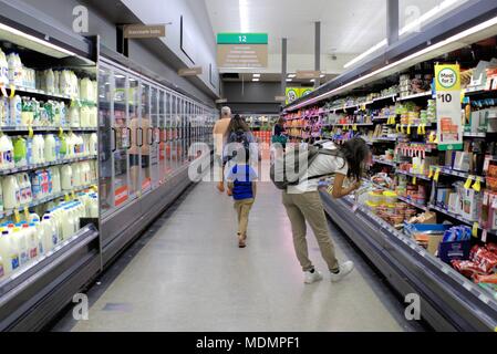 Les gens shopping à côté de Woolworths en Australie Banque D'Images
