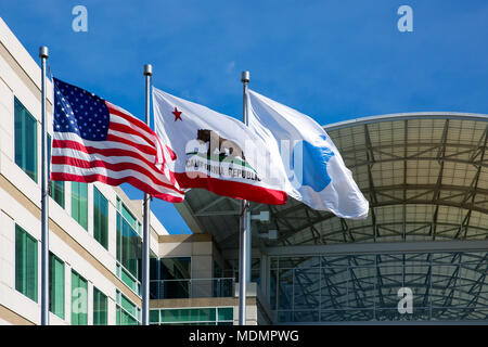 Apple Infinite Loop, Cupertino, Californie, USA - 30 janvier 2017 : Apple drapeau en face de l'administration centrale d'Apple Banque D'Images