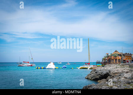 Une vue de Jimmy Buffet's Margaritaville et ses attractions aquatiques des falaises de Montego Bay, sur la côte nord de la Jamaïque. Banque D'Images