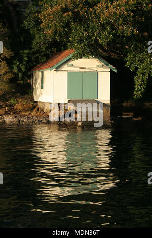 ANCIEN HANGAR PRIVÉ POUR BATEAUX EN BOIS ET CALE D'ACCÈS, PORT DE SYDNEY, NOUVELLE-GALLES DU SUD, AUSTRALIE. Banque D'Images
