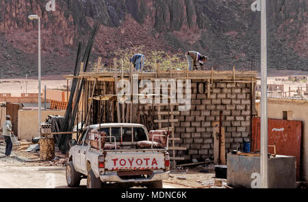 Village de Wadi Rum, Jordanie, 8 mars 2018 : Construction site pour une nouvelle maison familiale dans le petit village au bord de la réserve naturelle dans le désert Banque D'Images