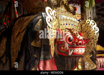 Masque Barong traditionnelle à Bali Indonésie utilisé dans un spectacle de danse ou cérémonie religieuse Banque D'Images