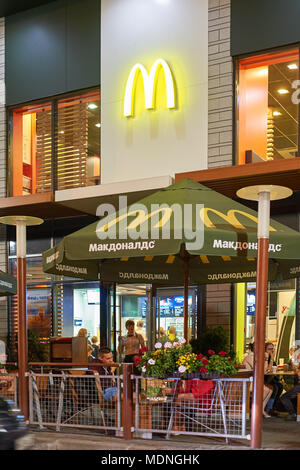 KALININGRAD, RUSSIE - circa 2017, août : McDonald's restaurant à Kaliningrad. McDonald's est un hamburger américain et restauration rapide de la chaîne. Banque D'Images