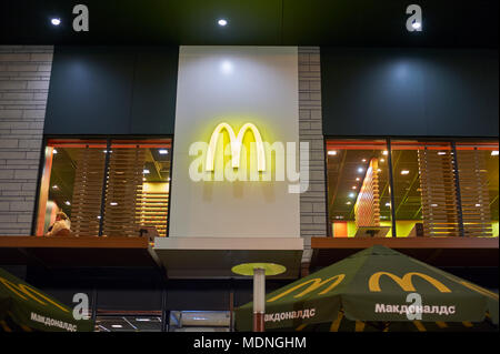 KALININGRAD, RUSSIE - circa 2017, août : McDonald's restaurant à Kaliningrad. McDonald's est un hamburger américain et restauration rapide de la chaîne. Banque D'Images