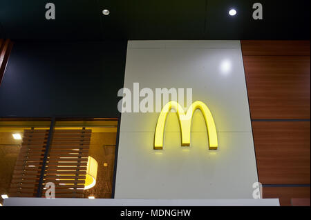 KALININGRAD, RUSSIE - circa 2017, août : McDonald's signe la nuit. McDonald's est un hamburger américain et restauration rapide de la chaîne. Banque D'Images