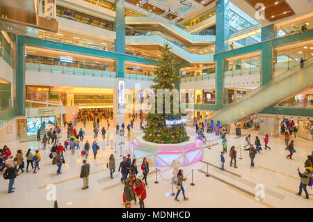 HONG KONG - le 26 décembre 2015 : arbre de Noël au New Town Plaza. New Town Plaza est un centre commercial dans le centre-ville de Sha Tin à Hong Kong. Banque D'Images