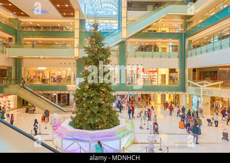 HONG KONG - le 26 décembre 2015 : arbre de Noël au New Town Plaza. New Town Plaza est un centre commercial dans le centre-ville de Sha Tin à Hong Kong. Banque D'Images