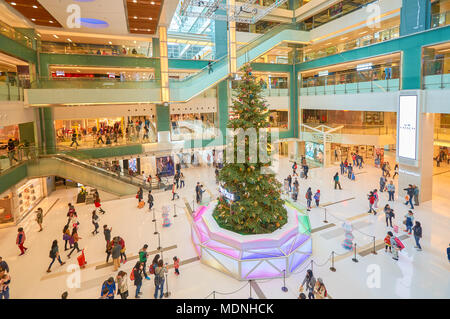 HONG KONG - le 26 décembre 2015 : arbre de Noël au New Town Plaza. New Town Plaza est un centre commercial dans le centre-ville de Sha Tin à Hong Kong. Banque D'Images