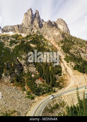 Vue aérienne de flèches et des hivers précoce l'autoroute 20 dans le nord des Cascades de l'État de Washington. Banque D'Images