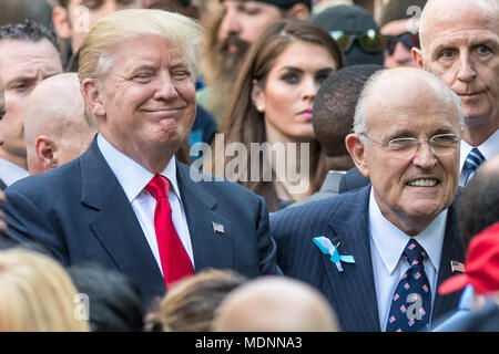 New York, États-Unis, 11 septembre 2016. Le président américain, Donald Trump partisans accueille à côté de l'ancien maire Rudolph Giuliani dans ce fichier photo à partir de 9/11/2016 au mémorial du 11 septembre à New York. Giuliani se joindra à l'équipe juridique de l'atout en vue de résoudre les problèmes de la Russie de l'avocat spécial enquête, il a été annoncé le 19 avril 2018. Photo par Enrique Shore​ / Alamy Stock Photo Banque D'Images