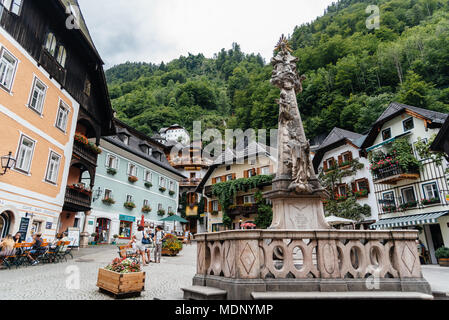Hallstatt, Autriche - Août 5, 2017 : vue panoramique de Hallstatt dans les Alpes autrichiennes Banque D'Images