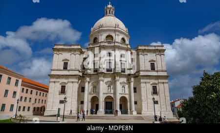 Panthéon national avec les touristes floue de Lisbonne, Portugal Banque D'Images