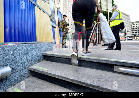 Bruxelles, Belgique. La station de métro d'un gardiennage soldat Banque D'Images