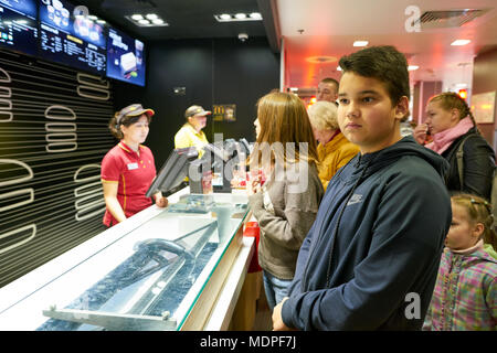 SAINT PETERSBURG, RUSSIE - circa 2017 SEPTEMBRE : file d'attente à un McDonalds's restaurant. McDonald's est un hamburger américain et fast food restaurant Banque D'Images