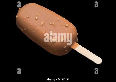 Ice cream on stick couverts de chocolat et noix Banque D'Images
