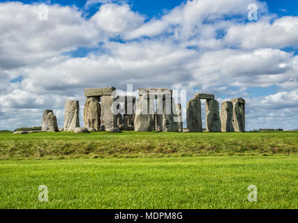 Stonehenge lors d'une belle journée ensoleillée. Banque D'Images