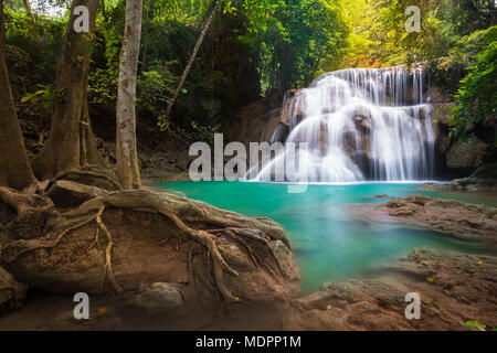 Cascade de Thaïlande, appelé Huai khamin Huay ou mae à Kanchanaburi Provience, autour de l'environnement et de la forêt avec de l'eau émeraude. Banque D'Images