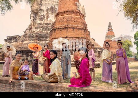AYUTTHAYA THAÏLANDE - MARS 29,2018 : femme thaïlandaise portant des vêtements tradition thaï ayutthaya wat ratchaburana permanent site du patrimoine mondial de l'UNESCO Banque D'Images