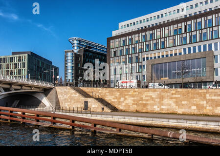 Berlin Mitte. L'architecture moderne.La Fondation Herbert Quandt BMW building & Conférence de presse fédéral bâtiment à côté de la rivière Spree Banque D'Images