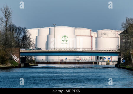 Berlin-Moabit, arrondissement Charlottenburg-Wilmersdorf. Ludwig-Hoffman pont poutre de pont traversant le canal de Westhafen et Unitank réservoirs d'huile Banque D'Images