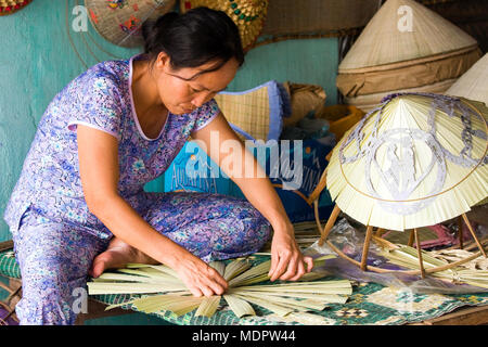 Près de Hue, Vietnam ; couple conique traditionnelle des chapeaux de paille. Banque D'Images