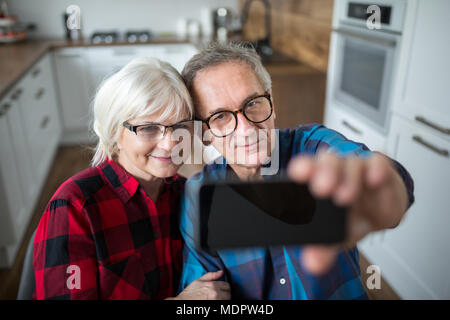Portrait of happy young couple smartphone par selfies Banque D'Images