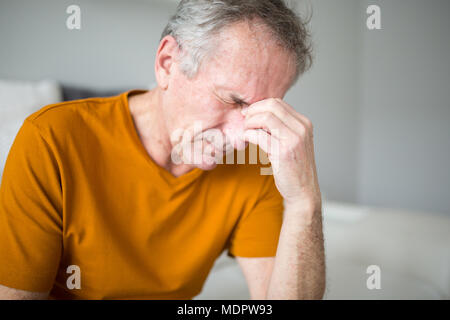 Portrait of senior homme souffrant de migraines Banque D'Images