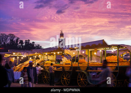 Marrakech, Maroc ; vue sur la place Djemaa el Fna au coucher du soleil. Banque D'Images