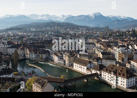 Matin Vue sur montagne Pilatus et ville historique de Lucerne, Suisse. Banque D'Images