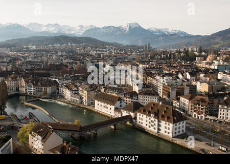 Matin Vue sur montagne Pilatus et ville historique de Lucerne, Suisse. Banque D'Images