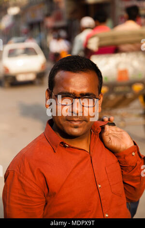 Un Confident Businessman in Red Shirt Banque D'Images