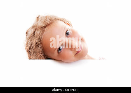 Smiling 7 ans fille look out de la bannière vide avec espace pour texte, isolé sur blanc. Banque D'Images