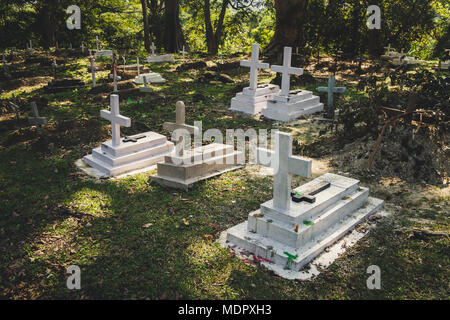 Vieille tombe sur le cimetière européen traditionnel en Slovaquie. Croix de pierre sur grave yard au printemps. cimetière dans la forêt Banque D'Images