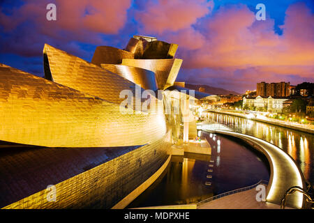 Bilbao, Espagne, Guggenheim Museum at Dusk Banque D'Images