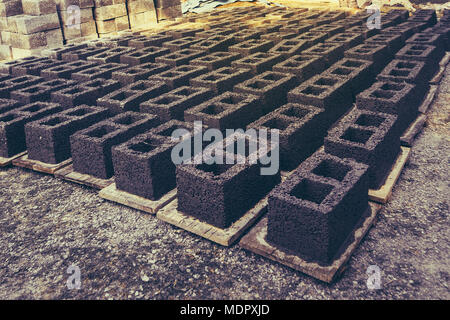 Ouvert en briques manuel et place ensoleillée pour le séchage dans le Madhya Pradesh, Inde. Katni des blocs de béton pour la construction Banque D'Images