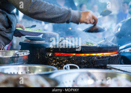 Nha Trang, Vietnam - 16 mars 2017 : street food, la cuisine banh xeo - salé farine de riz, des crêpes aux crevettes et les fèves germées Banque D'Images