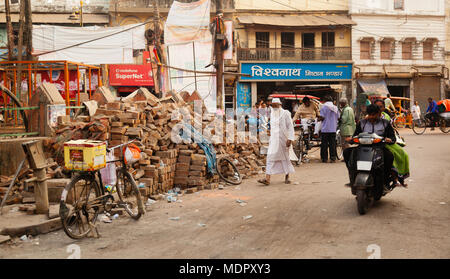 Varanasi / INDE - Mars 05, 2018. Les habitants s'occuper de leurs affaires dans les rues de Varanasi. Banque D'Images