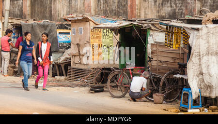 Varanasi / INDE - Mars 05, 2018. L'atelier de réparation de vélos, l'un des nombreux commerces de la rue de la ville. Banque D'Images