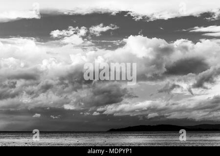 Sur le lac un jour moody avec de grands nuages sur une île Banque D'Images