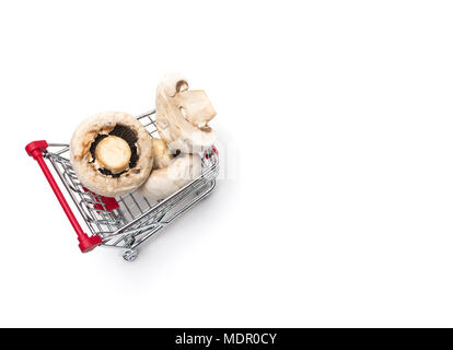 L'achat d'un supermarché de champignons, récolte de champignons champignons de Paris Banque D'Images