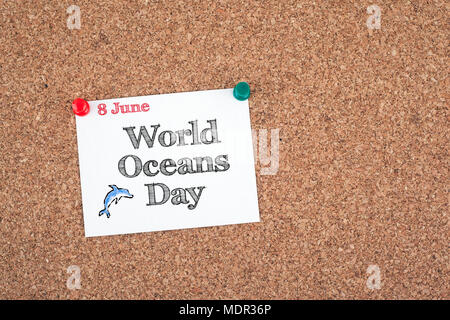 8 juin Journée mondiale des océans. Sticky note sur le panneau de liège Banque D'Images