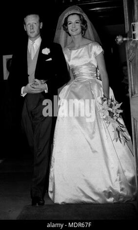 ROBIN DOUGLAS À MARIAGE MARIÉE SANDRA PAUL AU ST. JAMES'S CHURCH, Londres. 30/10/03 : Sandra Paul - maintenant l'épouse du Chancelier de l'ombre - Michael Howard à son mariage avec le pianiste de jazz Robin Douglas-Home, le neveu de l'ancien premier ministre conservateur Alec Douglas-Home. M. Howard est en attente pour savoir s'il sera sans opposition en prétendant à la direction du parti conservateur après que ses députés hier ont forcé la démission de Iain Duncan Smith. Banque D'Images