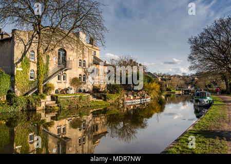 Maisons au bord du canal de Kennet et Avon à Bath, Somerset, Royaume-Uni. Il y a 200 ans, le canal a fourni une voie commerciale vitale entre Bristol et Londres. Banque D'Images