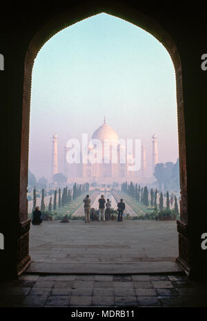 Agra, Inde ; le Taj Mahal vu par archway Banque D'Images