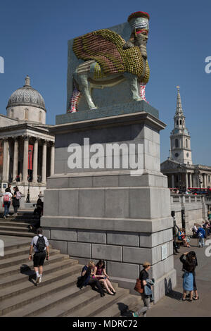 La Quatrième Commission 12e socle par le maire de Londres art intitulée 'L'ennemi invisible ne devrait pas exister" par l'artiste Michael Rakowitz, à Trafalgar Square, le 19 avril 2018, à Londres, en Angleterre. Commencé en 2006, la sculpture recrée plus de 7 000 objets archéologiques volés dans le Musée de l'Iraq pendant la guerre, il y a détruit ou ailleurs. Ces était d'undes Lamassu, une divinité ailée qui gardé Nergal Gate à l'entrée de la ville antique de la ville assyrienne de Ninive (Mossoul, Irak) qui a été détruit par ISIS en 2015. Le Lamassu, qui a le même encombrement que l'Fourt Banque D'Images